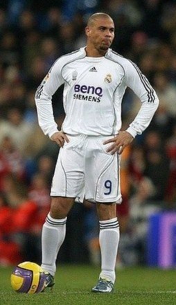 Ronaldo Nazário, le Fenomeno qui faisait sprinter les défenseurs vers la retraite visuel secondaire